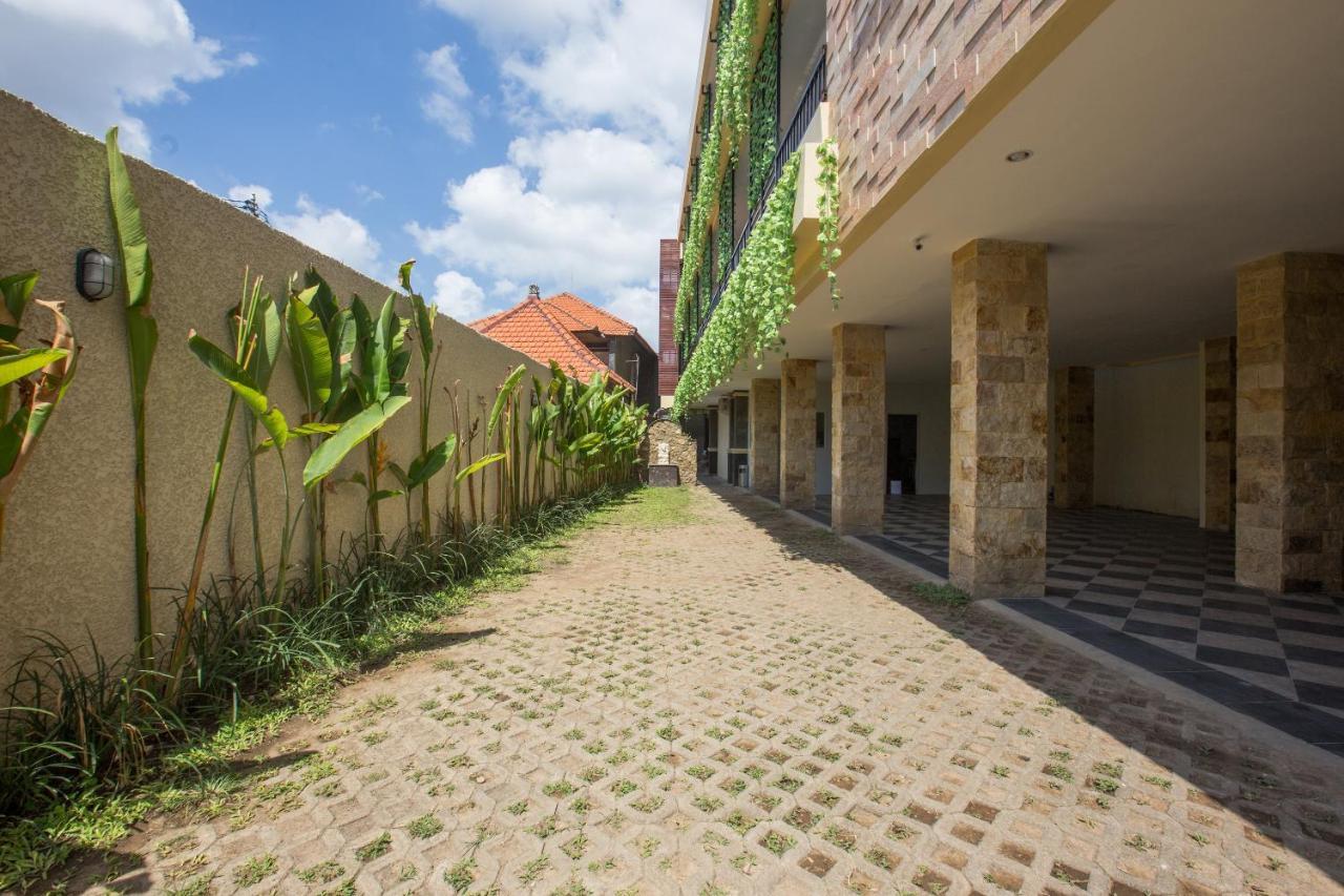 Oyo 1949 Vrindavan Residence Seminyak Exterior foto